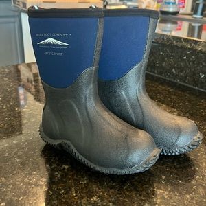 Kids size 11 Muck Boot